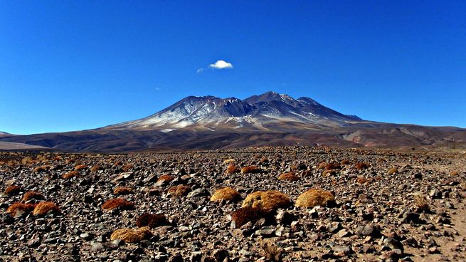 Monitorean en Salta la actividad del volcán Láscar.