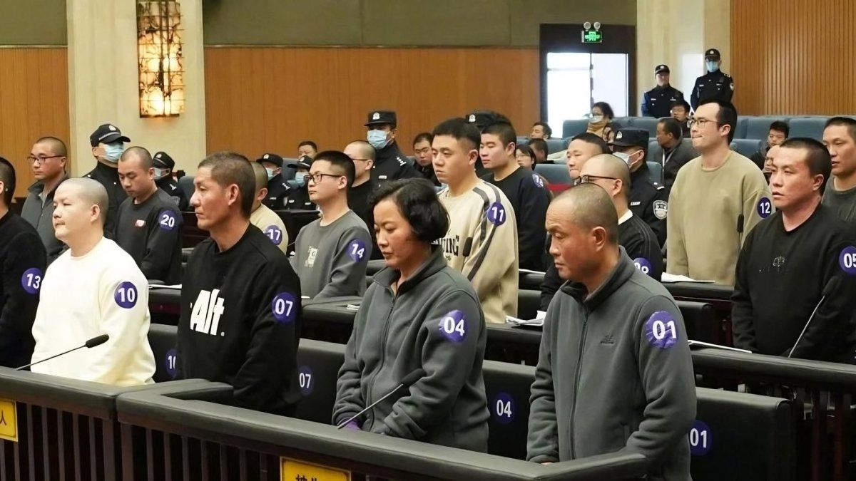 They sentenced 11 people from a family for controlling cybers.
