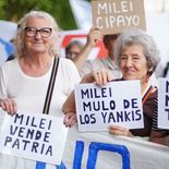 Miles de jubilados se congregan en la Ciudad de Buenos Aires para reclamar un aumento de los haberes.  Miles de jubilados se congregan en la Ciudad de Buenos Aires para reclamar un aumento de los haberes.