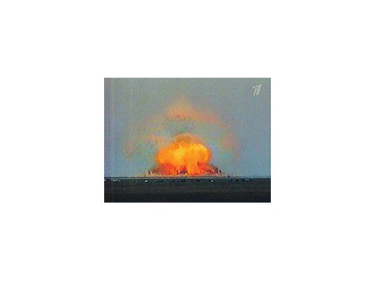 Parece unaexplosiónnuclear pero,aunque es tanpotente comouna de ellas,no lo es. Rusiaenvió ayer unnuevo mensajea Occidente, alanunciar eléxito de unaprueba con unartefactoexplosivo devacío, al quecalificó como el«padre detodas lasbombas».