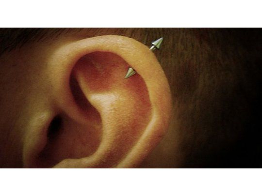 ¿Por qué murió el chico que se hizo un piercing en la oreja?