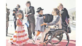 Gabriela Michetti fue saludada por niños que dieron la bienvenida a los mandatarios que llegaron ayer a la cumbre de la Comunidad de Estados Latinoamericanos y del Caribe (CELAC).
