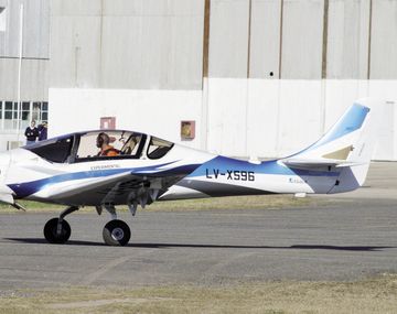 Entrenador. El IA-100 B,evolución del demostrador IA-100 diseñado por FAdeA, fue concebido entre 2014 y 2015. Era un avión de entrenamiento biplaza acrobático.