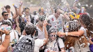 El UPD es parte de una cultura que sobrestimula celebraciones desde el jardín: remeras especiales, fiestas con merchandising y rituales cada vez más espectaculares marcan cada etapa. El UPD es parte de una cultura que sobrestimula celebraciones desde el jardín: remeras especiales, fiestas con merchandising y rituales cada vez más espectaculares marcan cada etapa.