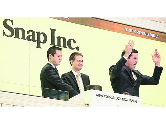 Campanazo. Los dieron ayer en el NYSE los fundadores de Snapchat, Bobby Murphy (izquierda) y un eufórico Evan Spiegel.