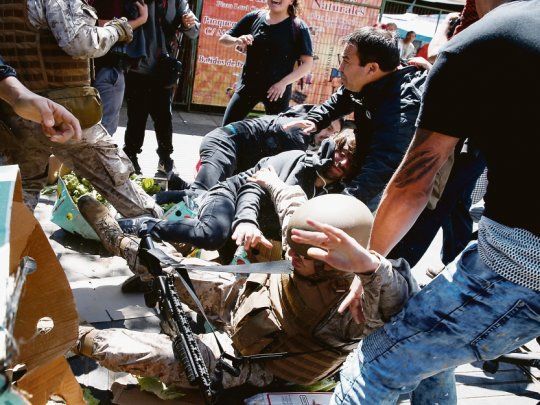 crispación. Los manifestantes atacaron a un carabinero durante una protesta ayer en Valparaíso. Por el momento, los heridos se cifran en al menos 289, cincuenta de ellos miembros de las fuerzas de seguridad.