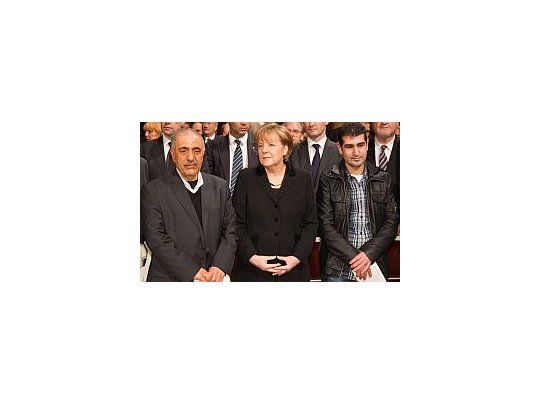 La canciller alemana, Angela Merkel, junto a familiares de las víctimas de los ataques neonazis.