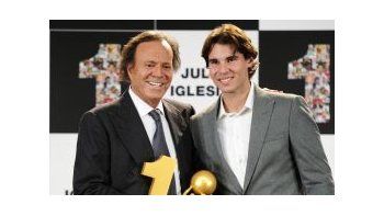 Iglesias agradeció el premio a todas las gentes anónimas que compraron sus discos, que fueron a uno de sus conciertos y que, en definitiva, le regalaron su tiempo.