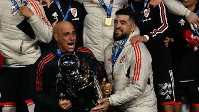 Diego Riberi levantando el trofeo de la Liga Profesional