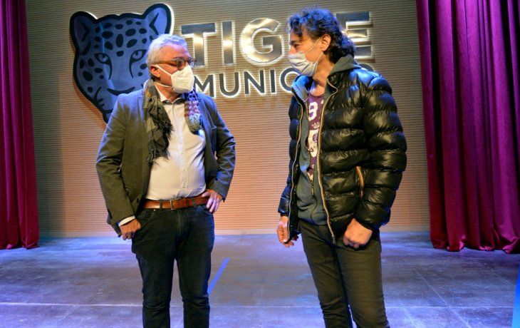 El intendente Julio Zamora recibió al cantante Javier Calamaro.