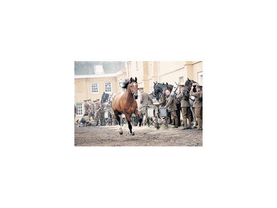 Pocas películas de Spielberg tienen imágenes tan tenebrosas y un desenlace tan luminoso como «Caballo de guerra», una obra mucho más compleja, profunda y emotiva de lo que puede parecer a primera vista.