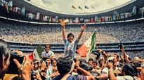 Maradona y su pulgar señalando la bandera de Qatar.&nbsp;