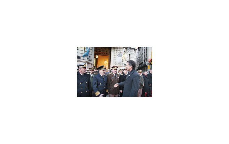 ámbito.com | Mauricio Macri, ayer a la mañana, al presidir el acto de izamiento de la Bandera argentina al cumplirse el 193o aniversario de la declaración de la Independencia Nacional.