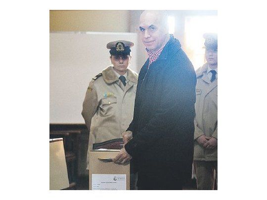 Instantáneas en una jornada de votación. Horacio Rodríguez Larreta, bien temprano, luego de desayunar con colaboradores. Macri capitalizó el triunfo. Martín Lousteau, con buena performance.