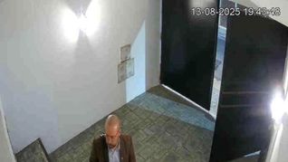 Diego Spagnuolo en la casa de Calvete con mochila. Diego Spagnuolo en la casa de Calvete con mochila.