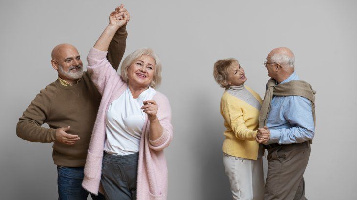 El baile de salón es una buena opción para hacer ejercicios para adultos mayores.