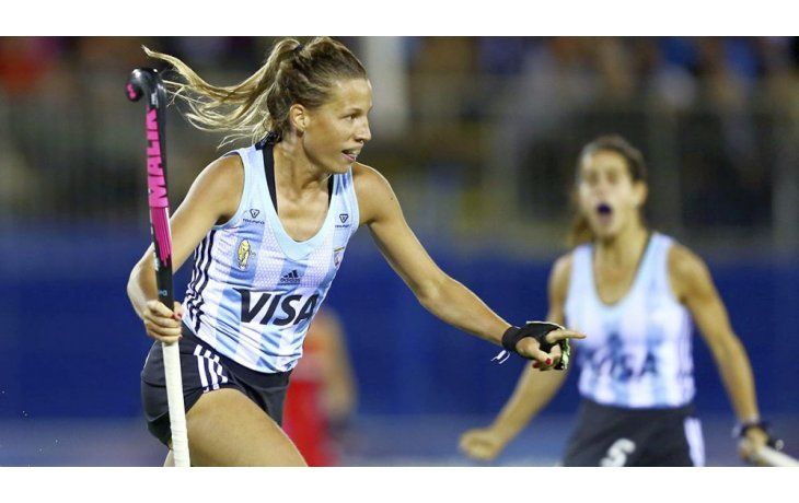 Delfina Merino celebra el único tanto de Argentina en el triunfo sobre Inglaterra.
