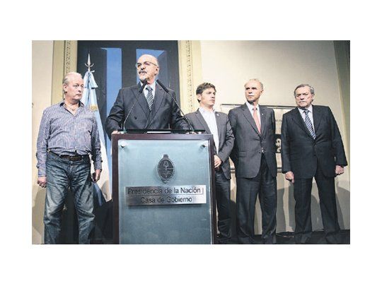 Escuchan al ministro de Trabajo (de izquierda a derecha) Andrés Rodríguez (estatales), su par de Economía, Axel Kicillof, y los empresarios Juan Chediack (Construcción) y Carlos de la Vega (Cámara de Comercio).