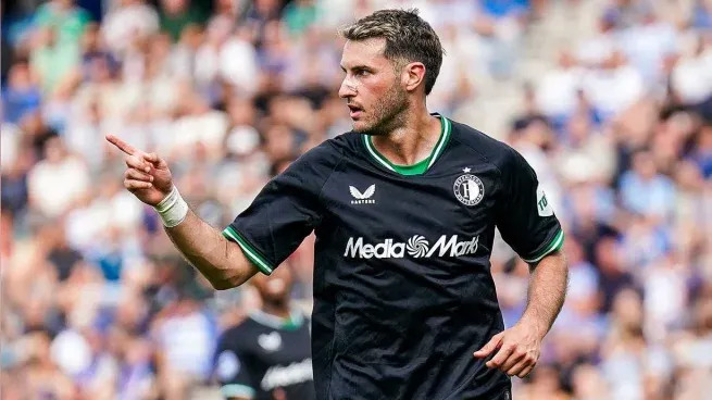 Santiago Giménez es pretendido por Nottingham Forest y ahora por el Leicester City, dos equipos de la Premier League, pero considerados chicos en el campeonato inglés.