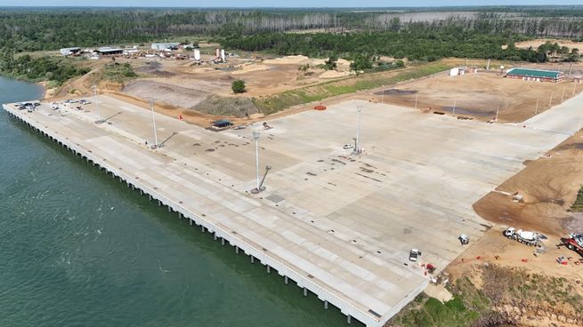El puerto cuenta con un muelle de 300 metros de longitud y un patio de cargas con capacidad para 40.000 contenedores.