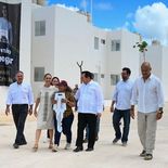 Sheinbaum Pardo y el titular del INFONAVIT, Octavio Romero Oropeza, encabezan el corte de listón y recorrido en el desarrollo habitacional Infonavit Punta Cruz Eco en Umán, Yucatán.