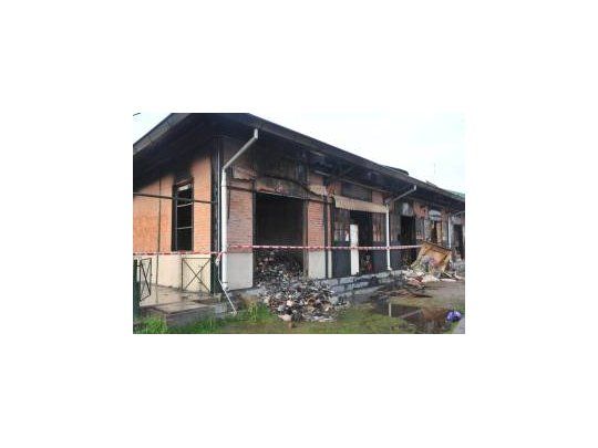 Incendio afectó a 10 locales del Puerto de Frutos