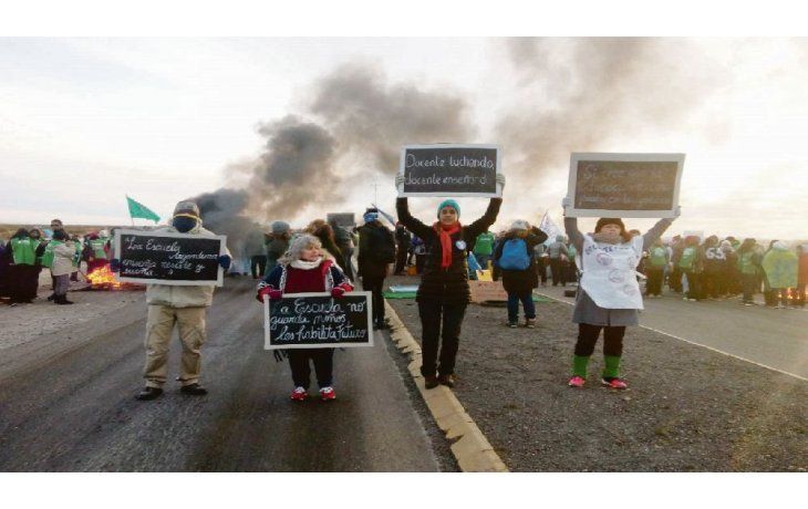Conflicto. Los docentes de Chubut pulsean con el Gobierno de Arcioni por una recomposición salarial desde hace seis meses. Penoso.