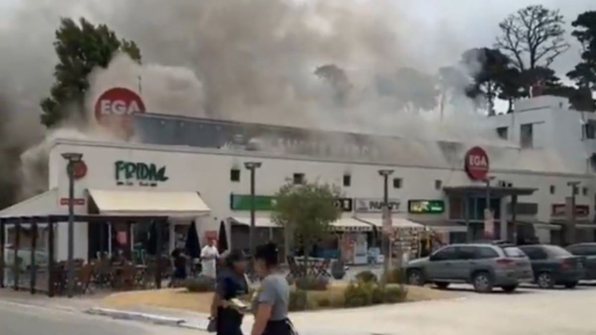A supermarket caught fire in the center of Pinamar