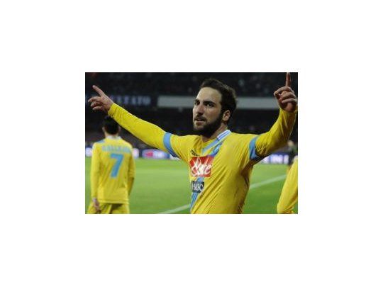 Higuaín celebra su importante gol. (Foto Gazzetta dello Sport).