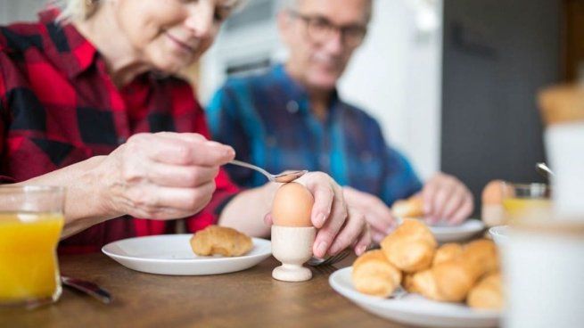 Además, de una buena alimentación, el ejercicio de fuerza es crucial para conservar masa muscular y salud ósea durante el envejecimiento.&nbsp;
