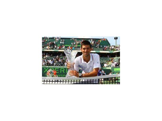 Novak Djokovic posa con el trofeo luego de superar a Andy Murray en la final.