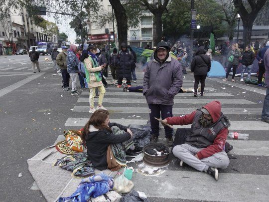 Imagen de un acampe frente al Ministerio de Desarrollo Social.