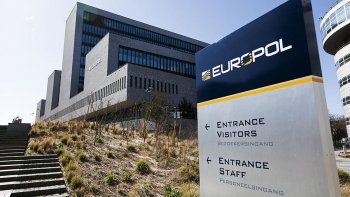 La operación, apoyada por Europol, la unidad europea de cooperación europea Eurojust y la Federación Bancaria Europea (FBE), permitió indentificar a 3.833 mulas financieras y 386 reclutadores, de los cuales 228 fueron detenidos.