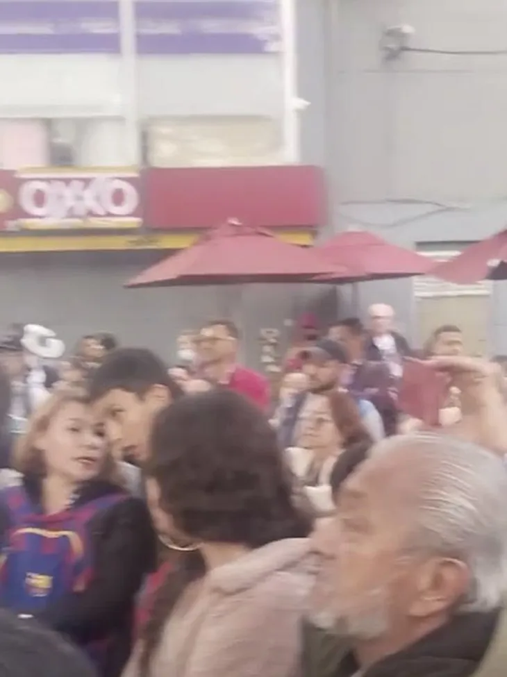 Otro elemento clave en la causa es una mujer de aproximadamente 52 años, cuyo rostro ya circula en redes sociales.