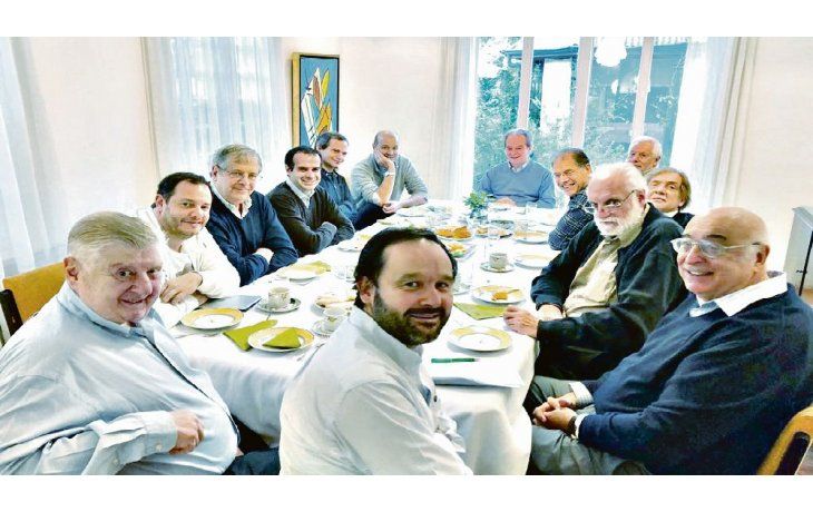 ámbito.com | Anfitrión. El presidente del BCRA, Federico Sturzenegger, invitó a desayunar, a su casa, a un grupo reducido de economistas referentes. Fue el sábado pasado y no estuvo solo, lo acompañó la mesa chica del Central.