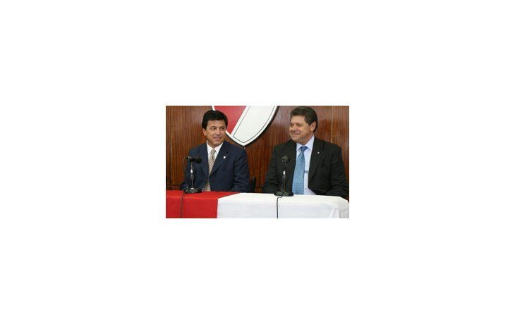 Solassi, junto a Passarella: Habla mucho, consulta.
