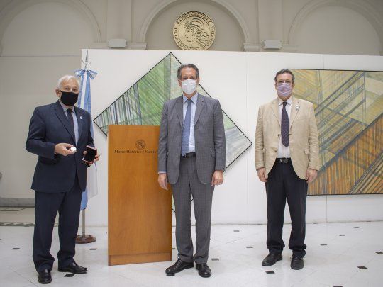 Miguel Pesce junto a Tristán Bauer y Manuel Belgrano, descendiente del prócer.