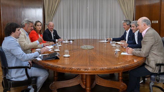 Luis Caputo se reunió con los representantes del campo tras anunciar baja de retenciones.