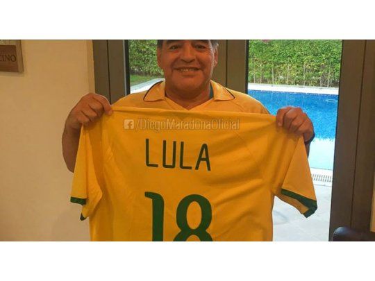 Maradona, con una camiseta de Brasil que dice Lula.