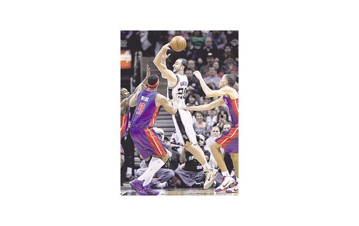 Emanuel Ginóbili resultó otra vez gravitante en el triunfo ante Detroit, con el que los Spurs consiguieron la clasificación para la postemporada.