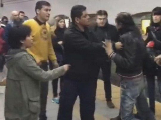 Como se ve en un video difundido por un canal de noticias, dos pasajeros discutieron fuertemente sobre el andén de la estación 9 de julio.&nbsp;Entre golpes de puño y patadas, uno de ellos habría sacado un cuchillo.