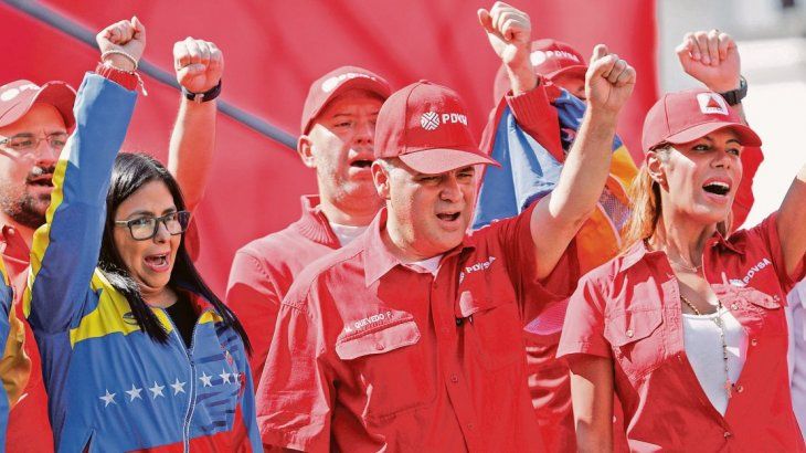 Resistencia. La vicepresidenta de Venezuela, Delcy Rodríguez, y el titular de PDVSA, Manuel Quevedo, durante un mitin en Caracas. Resistencia. La vicepresidenta de Venezuela, Delcy Rodríguez, y el titular de PDVSA, Manuel Quevedo, durante un mitin en Caracas.
