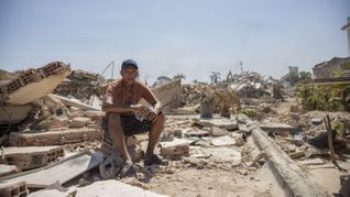 Miguel Jaimes, sobreviviente de los terremotos, sentado en el techo de su casa dañada en la comunidad de Los Corales, La Guaira, Venezuela.&nbsp;