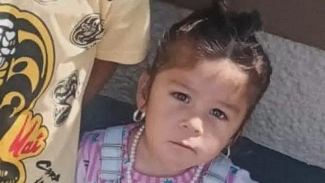 Esmeralda tiene 2 años y mide 60 centímetros. La última vez que se la vio fue en la puerta de su casa junto a su hermano.