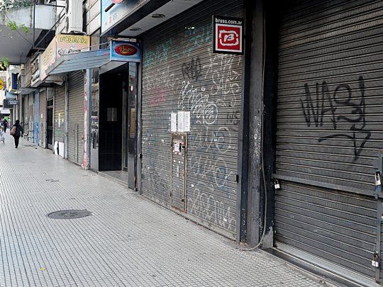 El derrumbe de la actividad impacta en corredores históricos para la venta de indumentaria como Avellaneda y Cabildo, que muestran un aumento marcado de locales vacíos.