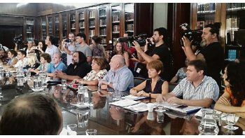 Nueva pulseada. Los funcionarios de Vidal, ayer nuevamente en negociación formal con los maestros. Allí confirmaron que el plus de $4.500 para los maestros que no faltaron en 2017 será abonado el próximo viernes.