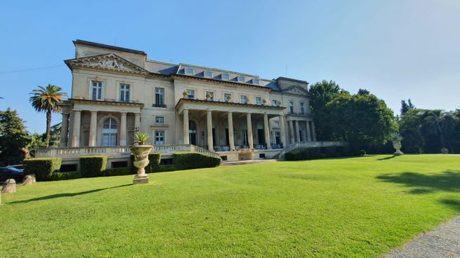 Fachada aristocrática y parque. Cuenta con más de 3.000 m2 cubiertos