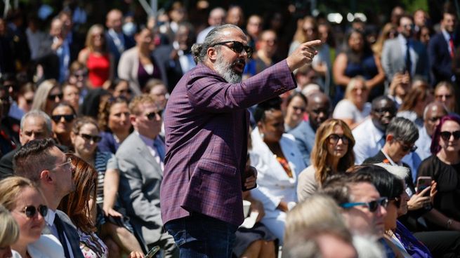Manuel Olivier interrumpe al presidente Joe Biden durante la celebración por el control de armas.