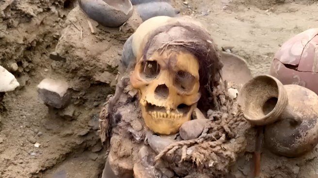 Tenía entre 20 y 25 años, fue encontrada en un fardo funerario junto a restos marinos y objetos cerámicos típicos de la cultura Chancay.