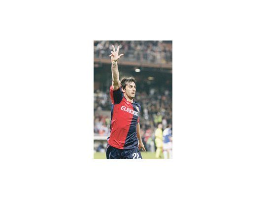 Diego Milito festeja su tercer gol en el partido, su número 19 en esta liga. Está a dos de los goleadores del torneo.